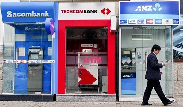 Tiến hành giao dịch chuyển tiền tại cây ATM